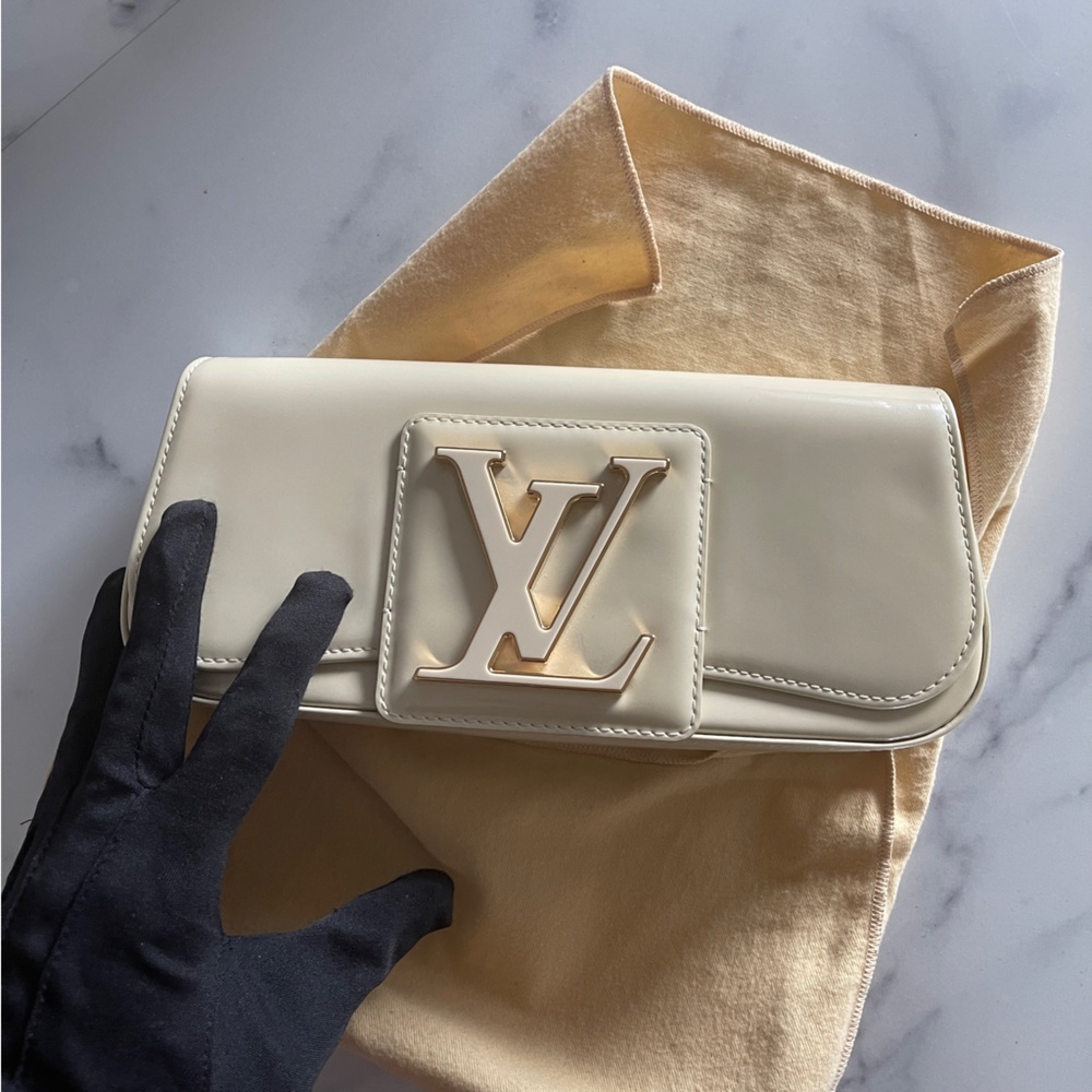 Louis Vuitton Blanc Corail Sobe Patent Leather Clutch - Picture 6 of 11